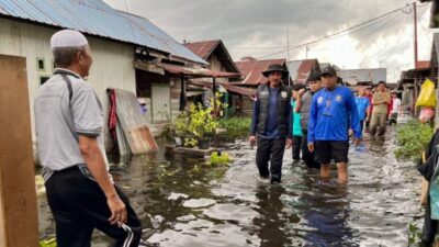 Bupati Banjar Meninjau Warga Terdampak Banjir di Kelurahan Keraton