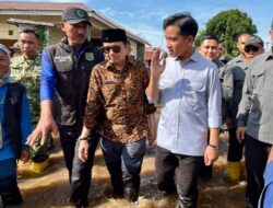 Wapres Gibran Meninjau Posko Pengungsian dan Dapur Umum di Desa Sungai Tabuk Keramat
