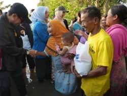 Warga Terdampak Banjir Desa Tebing Rimbah Terima Bantuan Wagub Hasnuryadi