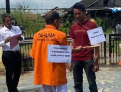 18 Adegan Rekonstruksi Peristiwa Maut di Desa Dalam Pagar, Terungkap Penyebab Tersangka Menghabisi Korban