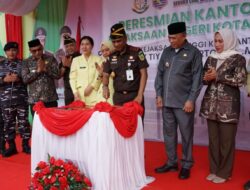 Bupati Kotabaru Dampingi Kepala Kejaksaan Tinggi Kalimantan Selatan Meresmikan Kantor Baru Kejaksaan Negeri