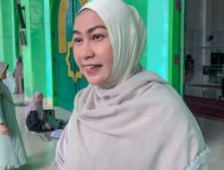 Erna Lisa Halaby Salat Idulfitri Berbaur Jemaah di Masjid Agung Al Munawwarah