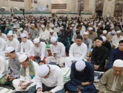 Sekdaprov Kalsel Berbaur Jemaah Ibadah Malam Nisfu Sya’ban