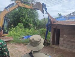 Sebanyak 23 Bangunan Liar di Desa Kayu Bawang Ditertibkan Petugas Gabungan