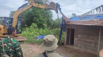 Sebanyak 23 Bangunan Liar di Desa Kayu Bawang Ditertibkan Petugas Gabungan