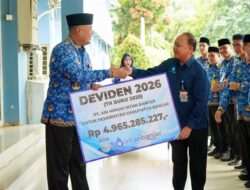 Sekda Banjar Menerima Penyerahan Simbolis Dividen PT Air Minum Intan Banjar