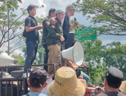Ratusan Sopir Truk Tuntut Gubernur Kalimantan Selatan Bertanggung Jawab Mengatasi Kelangkaan Biosolar