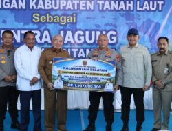 Dukung Swasembada Pangan, Gubernur Muhidin Bantu Alsintan 4 Combine dan 5 Traktor