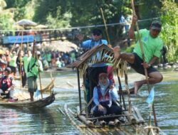 Bamboo Rafting Susur Sungai di Loksado, Muhidin dan Fathul Jannah Disambut Meriah Warga