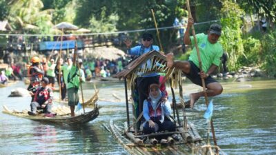 Bamboo Rafting Susur Sungai di Loksado, Muhidin dan Fathul Jannah Disambut Meriah Warga
