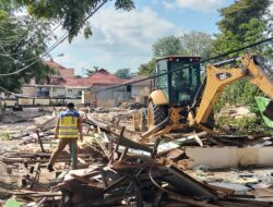 Pembongkaran Bangunan Liar di Simpang Empat Banjarbaru Berlanjut
