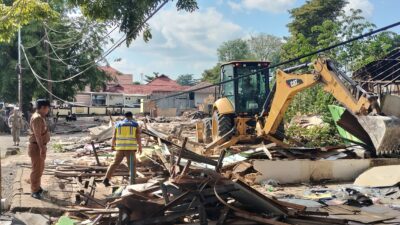 Pembongkaran Bangunan Liar di Simpang Empat Banjarbaru Berlanjut