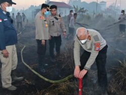 Kapolda Kalsel Pimpin Pemadaman Karhutla di Banjarbaru dan Terapkan Metode Gambut Injection