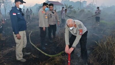 Kapolda Kalsel Pimpin Pemadaman Karhutla di Banjarbaru dan Terapkan Metode Gambut Injection