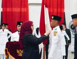 Wali Kota Erna Lisa Halaby Kukuhkan Paskibraka Kota Banjabaru