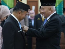 Gubernur Muhidin Menganugerahkan Satyalencana Karya Satya 985 PNS