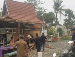 Satpol PP Kabupaten Banjar Tertibkan Bangunan Liar di Desa Sungai Kitano