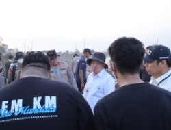 Gubernur Muhidin Bersama Perwakilan Mahasiswa dan Wartawan Padamkan Bara di Lahan Gambut