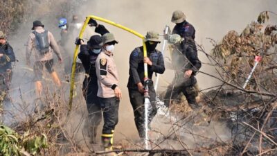 Tim Gabungan Jibaku Atasi Karhutla di Ring 1 Bandara Syamsudin Noor