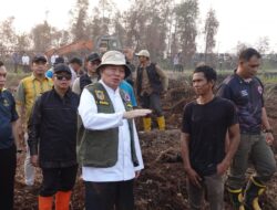 Pemadaman Titik Api Karhutla di Kawasan Sambang Lihum, Gubernur Muhidin Kerahkan Ekskavator