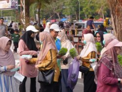 PKK Banjarbaru Aksi Simpatik Bagikan Masker Melalui Momen CFD