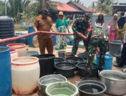 Kodim 1006 Banjar Distribusi Air Bersih di Desa Pindahan Baru