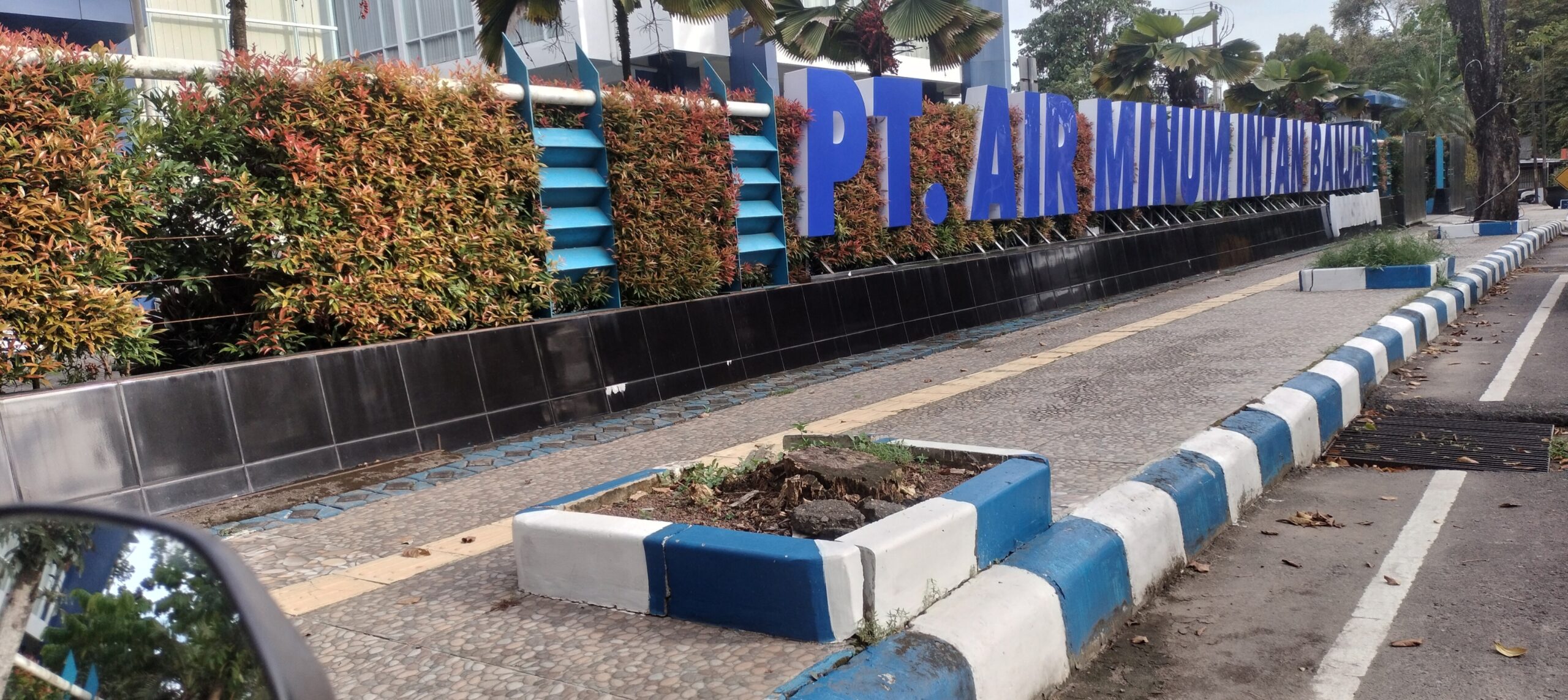 PT Air Minum Intan Banjar melakukan perbaikan pompa Intake Astambul. (Foto: katajari.com)